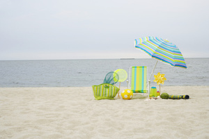 Fotolia_12622774_XSビーチパラソルと椅子.jpg