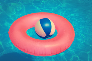 Fotolia_66465126_XS浮き輪ビーチボール.jpg